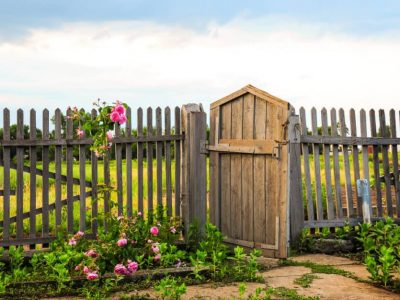 25 Unique Fence Gate Ideas for 2020