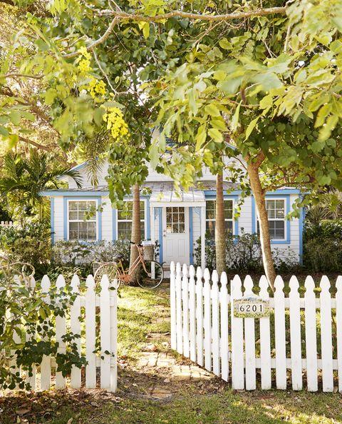 French Gothic-style White Picket Fence