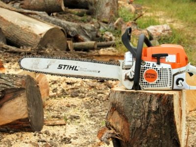 How to Oil A Chainsaw? [Chainsaw Lubrication Tips]