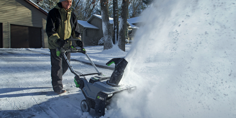 Snow Blowers vs. Leaf Blowers: Clear Snow the Easy Way 