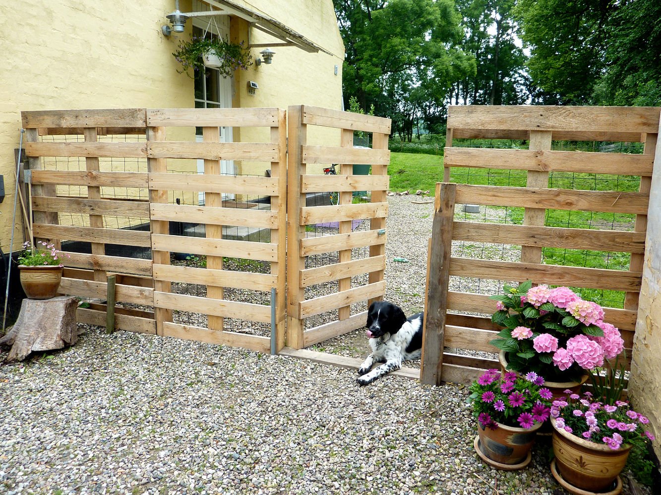 An example of stacked pallet fence for your garden_Homedit