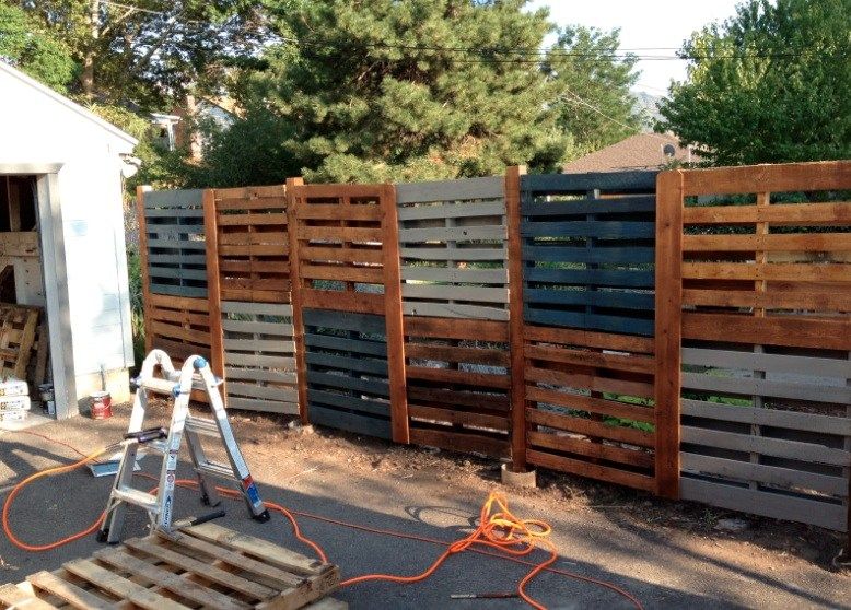 Stacking a pallet fence in customized horizontal dimensions_Pinterest