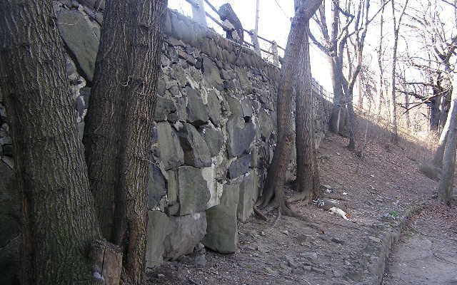 Bulging Retaining Wall