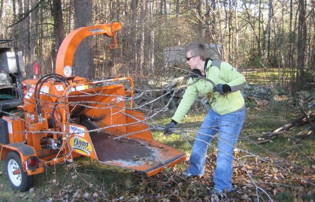 Learn How to Use a Woodchipper in 7 Easy Steps