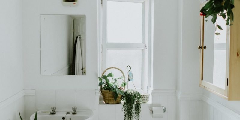 white ceramic pedestal sink