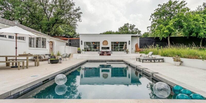 How close can a pool be to a house in Texas