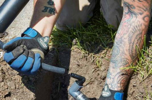 uses a pipe to dig a hole. Planning.